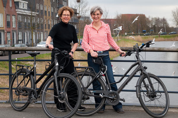 mondhygienist met fiets op brug