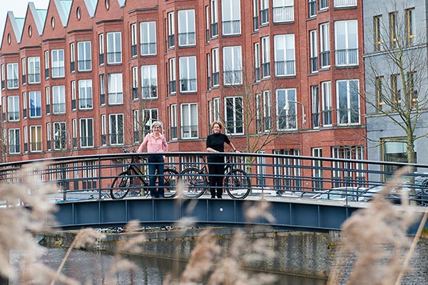 mondhygienist met fiets op brug